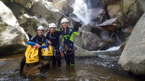 El barranquista asturiano Jorge N��ez posa con sus compa�eros de equipo en Colombia, los andaluces Francisco Jos� S�nchez y Pascual D�az.