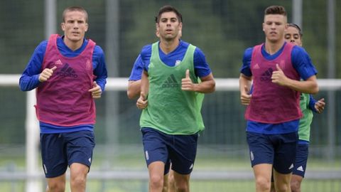 Varios jugadores del Vetusta durante un entrenamiento