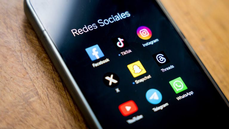 Un tel�fono m�vil con varias aplicaciones de redes sociales instaladas.