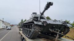 El tanque, estacionado en la calle Mor�n a primera hora de la ma�ana