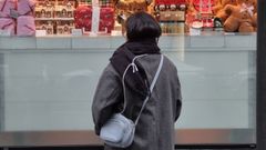 K mira los adornos navideos que inundan un establecimiento del centro de la ciudad