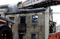 Los bomberos de Ferrol apagando un incendio en una casa de Santa Cecilia, en Nar�n.