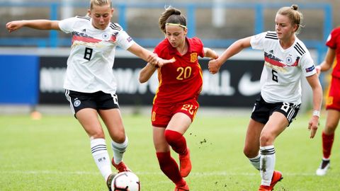 Athenea del Castillo, en el centro, conduce ante dos rivales de Alemania durante el ltimo Europeo sub-19