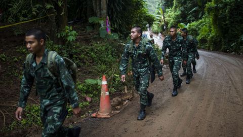 Las autoridades le rinden un homenaje a Saman Kunan, de 38 a�os, quien muri� al intentar rescatar a los ni�os y a su entrenador. 