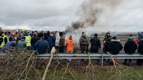 Los agricultores y ganaderos hicieron hogueras con rulos de paja, ruedas y ramas de �rboles
