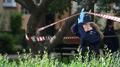Una agente polaca en la zona donde se produjo el crimen