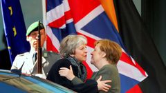 Theresa May y Angela Merkel se besan tras su reuni�n para hablar del �brexit�