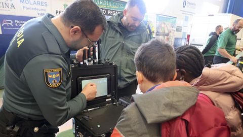 Espectacular despliegue de la Guardia Civil en Pontedeume. 