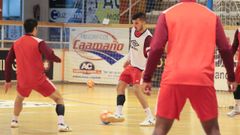 Marcelo, ante Lluc, da un pase en un entrenamiento.