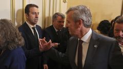 Alfonso Rueda saluda al ya exconselleiro Alfonso Villares