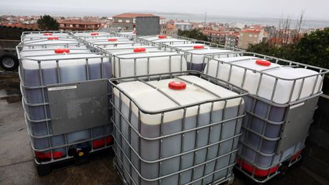 Dep�sitos de combustible recuperados del mar en O Grove tras el naufragio de un barco bateeiro.