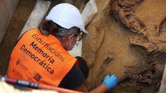 Restos encontrados en la cata realizada en el cementerio de Serantes.