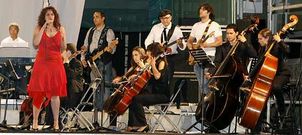 El grupo de rock carball�s The Cerne cerr� el espect�culo con temas que lograron poner en pie al p�blico.