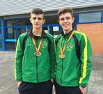 Adri�n celebra su oro junto a un compa�ero del Lucus. 