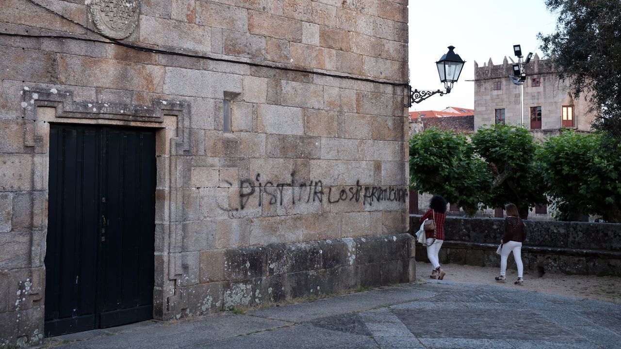 Los autores de las pintadas en la iglesia de San Benito de Fefiñáns se arriesgan a multas de seis mil a 150.000 euros