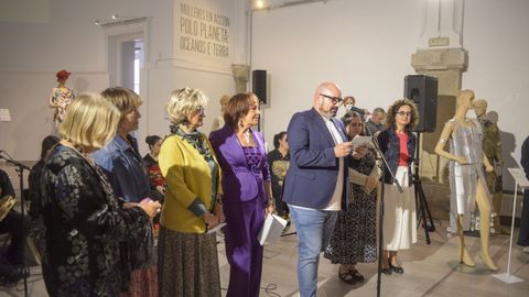 Exposición de vestidos con materiales de reciclaje que se puede ver en la Capela de Santa María de Lugo