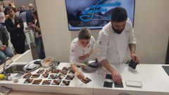 Cinthia Gonz�lez y Manu Neiro, preparando xarda Azul de Portos�n en el f�rum  coru��s