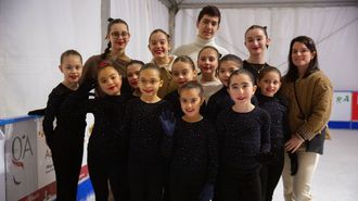 Los j�venes patinadores con su entrenadora