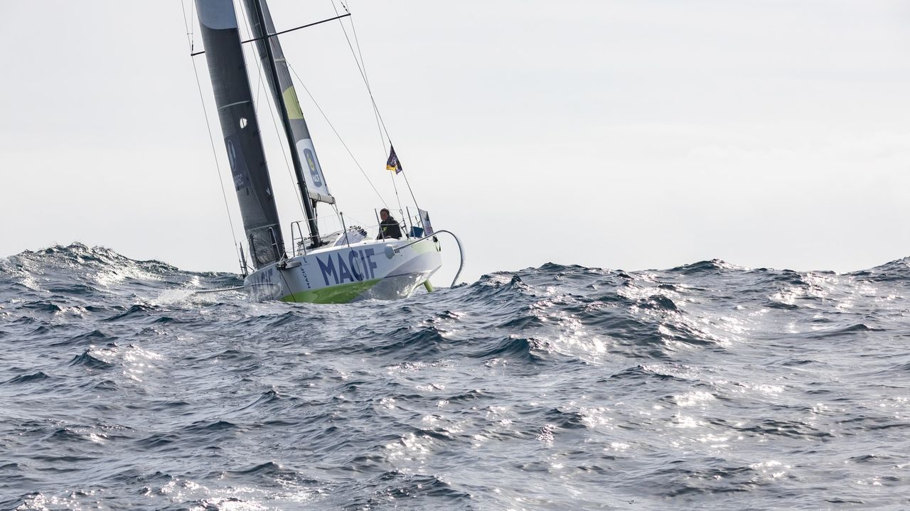 El francés Hugo Dhallene asalta el liderato de la Solitaire du Figaro