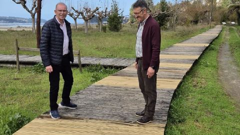 El alcalde, Manuel Vzquez Faraldo, a la izquierda, revisando los trabajos en la pasarela de la playa de A Alameda.