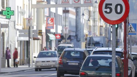 Tr�fico en la avenida de Castelao, en Cedeira, en una fotograf�a de archivo