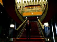 Aunque no hubo inauguraci�n oficial, Erdogan pos� en las escaleras de su palacio. 