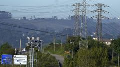 Torretas de la luz cerca de una subestacin elctrica, este lunes en Oviedo durante el apagn masivo del sistema elctrico en Espaa