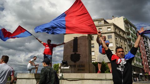 �Celebraste el ascenso de la UD Ourense?.La fiesta comenz� en Meis y se traslad� a la fuente de Concepci�n Arenal