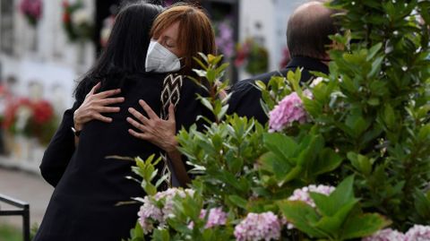 Henar Ortiz, la t�a de la reina Letizia, se abraza con Ana Togores, la mujer de Jes�s Ortiz