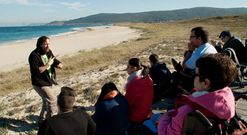 <span lang= es-es >1.</span><span lang= es-es > Educaci�n ambiental en Traba de Laxe. </span>El t�cnico Fernando Garc�a habl� para miembros de �ntegro y Apem . <span lang= es-es >2.</span><span lang= es-es > Entrega a la junta local de Mux�a contra el c�ncer.</span> La comisi�n de fiestas de Nemi�a dio a la entidad un cheque por valor de 800 euros. <span lang= es-es >3.</span><span lang= es-es > Teatro con APEM.</span><span lang= es-es > Usuarios de APEM representaron </span><span lang= es-es >Unha de romanos</span><span lang= es-es > en la sede de Aspaber (Carballo). </span>
