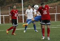 Dami�n (de rojo) golpea de cabeza un bal�n ante la asfixiante presi�n del jugador rianxeiro. 