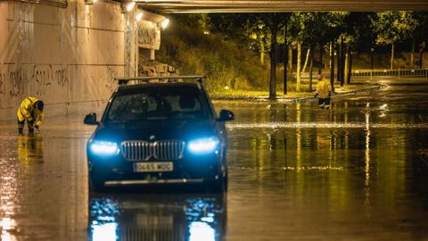 Un vehculo parado bajo un paso inferior anegado en Zaragoza