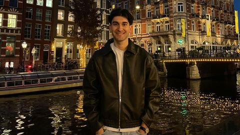 Antón Fidalgo Pérez, en el canal de Rokin, en Ámsterdam.