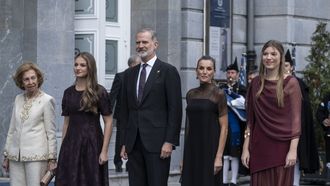La familia real posa en la entrada del teatro Campoamor en los Premios Princesa de Asturias 2025