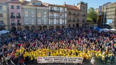 Centenares de personas se han concentrado frente al Ayuntamiento de Avil�s para protestar contra el cierre de Alcoa