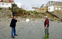 Los vecinos llevan a�os alertando de los da�os que produce la p�rdida de arena en la playa.