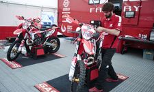 Las motos comenzaban ayer a prepararse en el paddock del centro comercial Deza. 