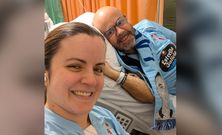 Estefan�a Romero y Alfonso Aguar�n, con las camisetas y bufandas del Celta durante un ingreso hospitalario.