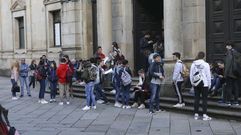 Alumnos a la puerta de la facultad de Medicina antes del primer examen de selectividad de este a�o