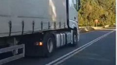 El camin adelant en una zona de doble lnea continua