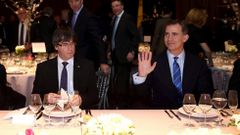 Cruce de bienvenidas entre el rey y Puigdemont