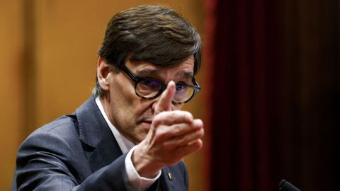 -El presidente de la Generalitat, Salvador Illa, interviene durante su comparecencia en la segunda jornada del pleno del Parlamento de Catalu�a de esta semana, celebrada este mi�rcoles tras el acuerdo alcanzado entre el PSC y ERC para retirar el actual proyecto de presupuestos para 2026 para dar m�s margen en la negociaci�n con los republicanos.