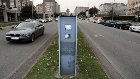 El radar de la Avenida de Madrid tena los cristales rotos. 