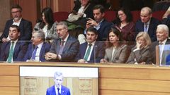 Arriba a la izquierda, Alberto Varela, presidente de la Fegamp, siguiendo el discurso de Alfonso Rueda en el debate de pol�tica xeral