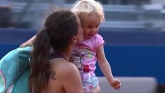 La tenista Schnyder detiene partido para que abriguen a su hija