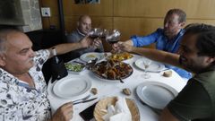Un grupo de amigos disfruta de un cochinillo asado en O Lar do Leit�n