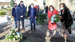 Momento de la ofrenda floral ante la tumba del escritor en el cementerio de Adina, en Iria-Flavia.