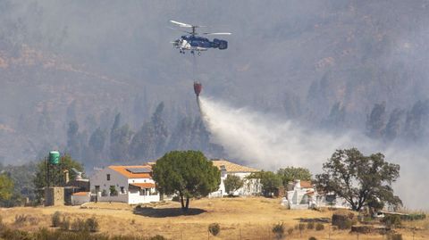Labores de extinci�n del incendio que amenaza a Almonaster La Real, en Huelva