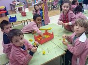 Los peque�os trabajaron toda la semana para construir los maios que llevaron a A Peixer�a.