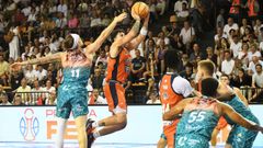 Caio Pacheco lanza a canasta desde media distancia en suspensi�n durante el cuatro partido de la serie de cuartos contra el Menorca.